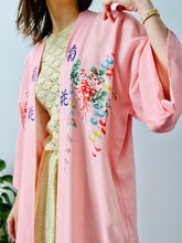 Load image into Gallery viewer, Vintage pastel pink daisy florals Japanese kimono
