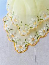 Load image into Gallery viewer, Vintage daisy print bandana

