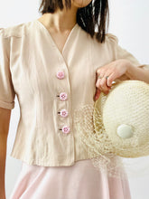 Load image into Gallery viewer, Vintage 1940s champagne pink rayon top w celluloid buttons
