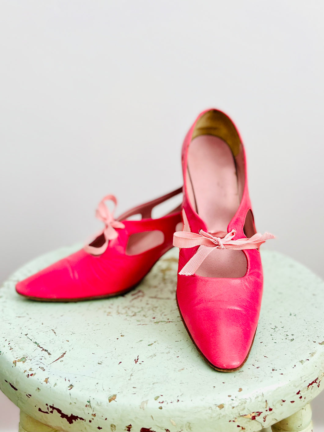 Vintage pink heels w ribbon bow