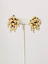Load image into Gallery viewer, Vintage cluster faux pearls earrings
