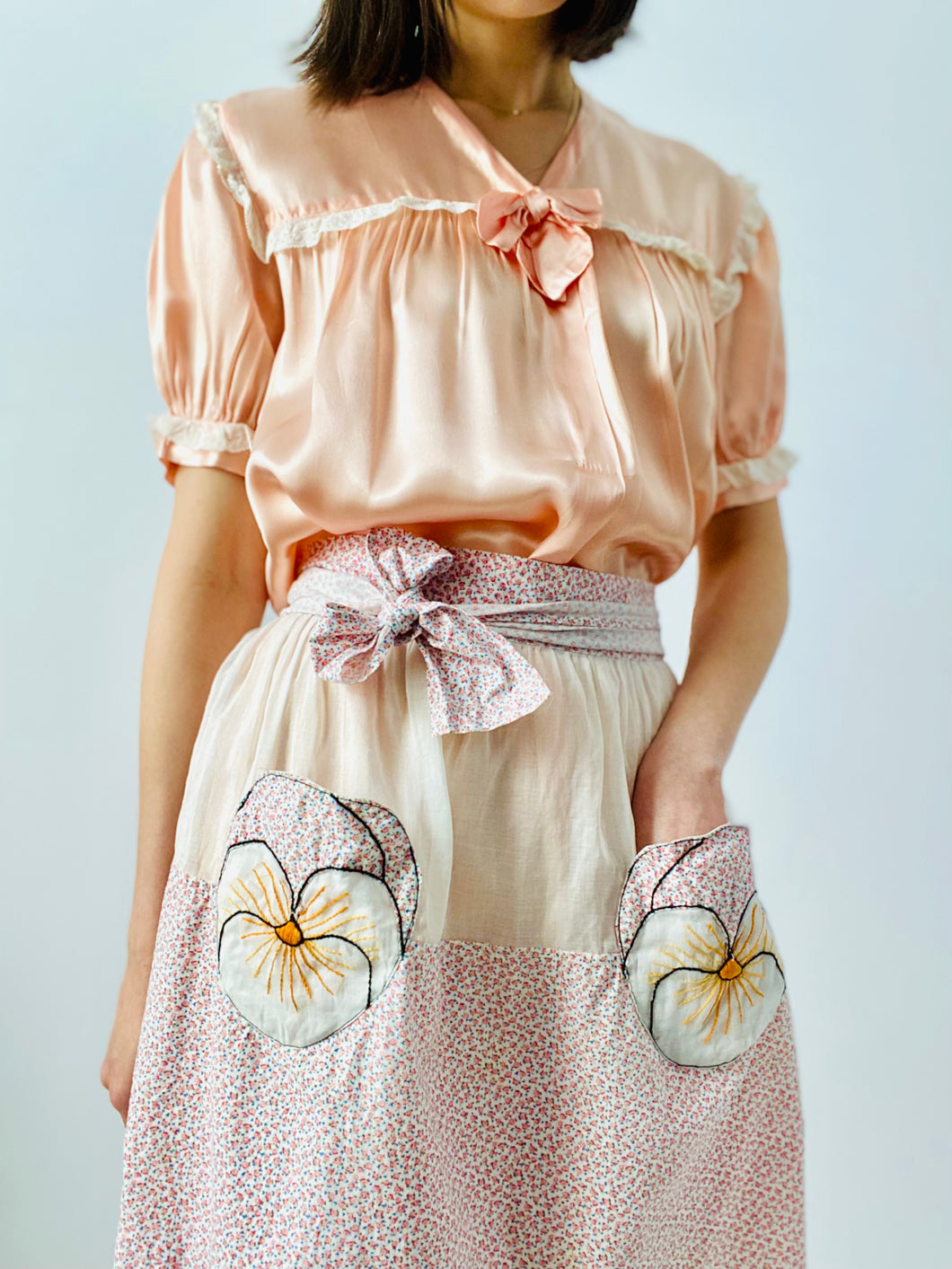 Vintage 1930s floral embroidered apron with pockets