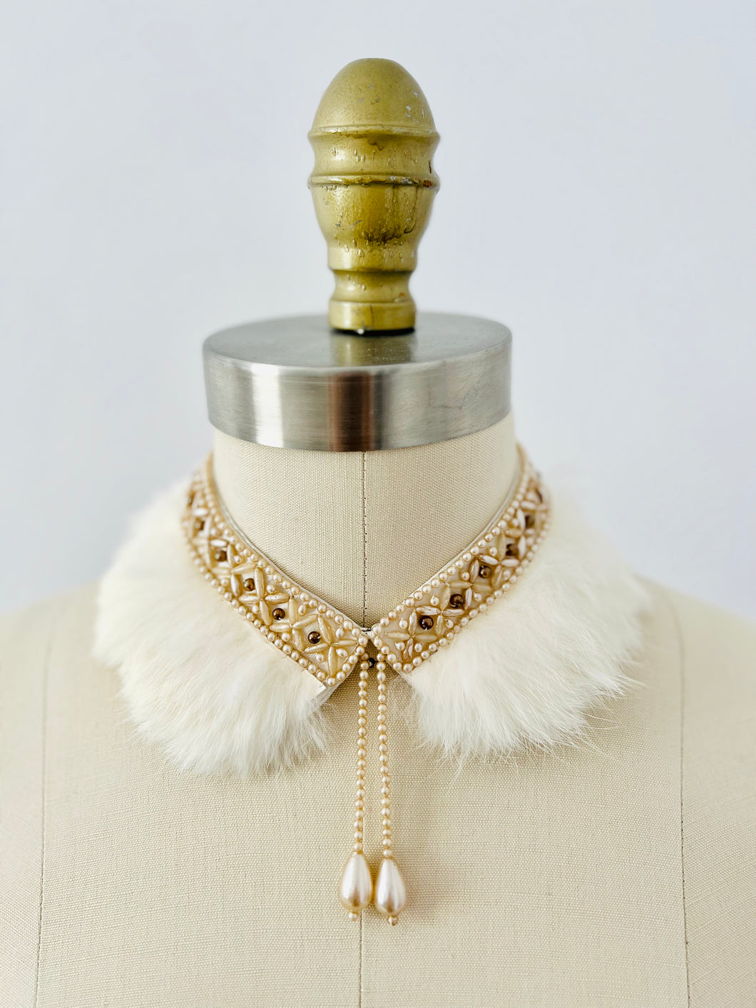 Vintage beaded faux pearls fur collar necklace