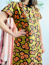 Load image into Gallery viewer, Vintage 1960s daisy print mod dress
