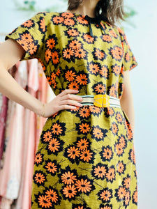 Vintage 1960s daisy print mod dress