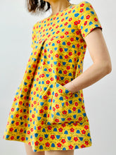 Load image into Gallery viewer, Vintage 1960s Mod yellow daisy top
