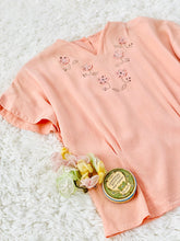 Load image into Gallery viewer, Vintage 1940s peachy pink rayon top w beaded appliqués
