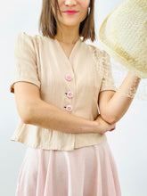Load image into Gallery viewer, Vintage 1940s champagne pink rayon top w celluloid buttons
