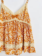 Load image into Gallery viewer, Vintage daisy floral summer top with velvet bow
