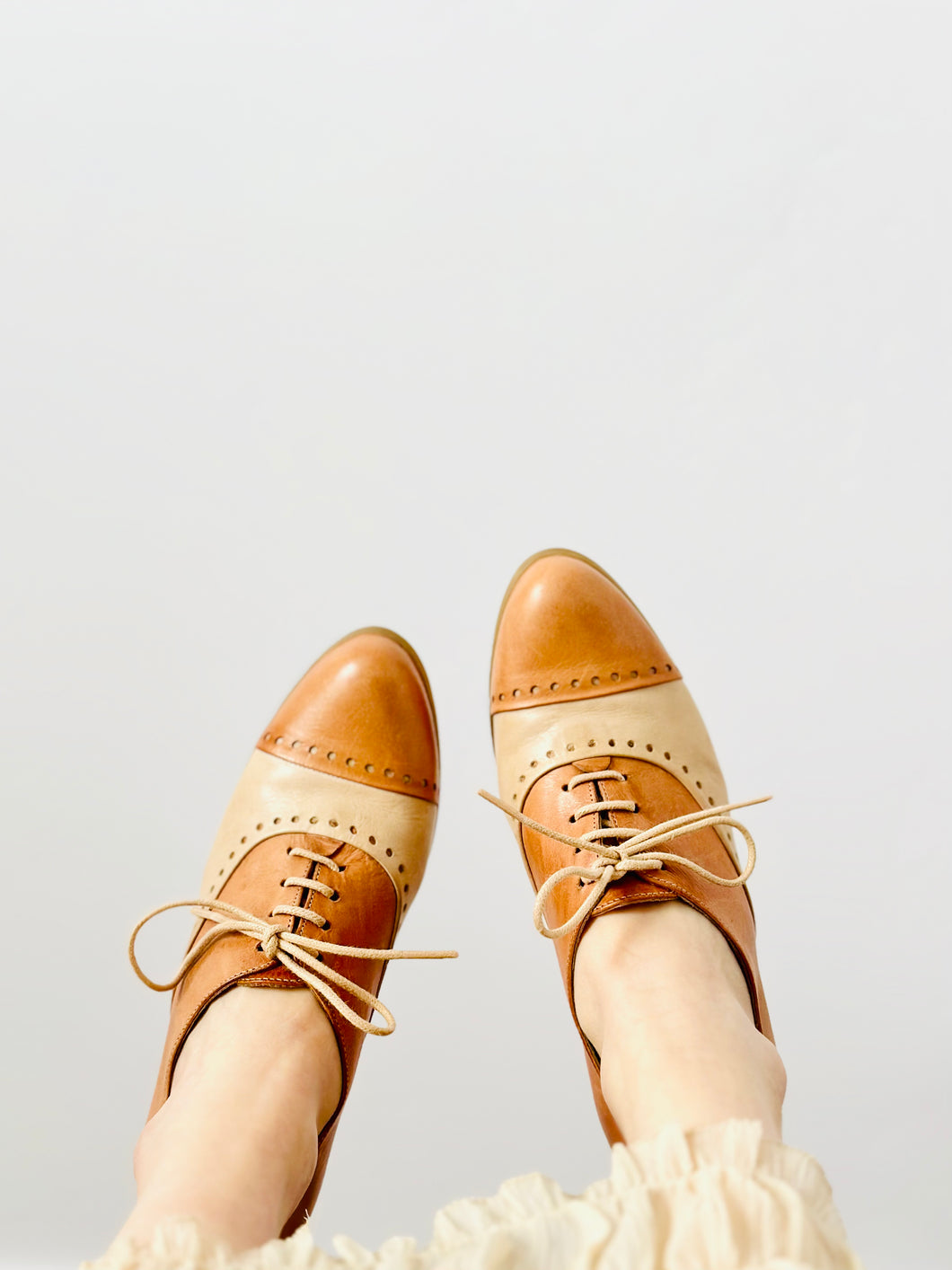 Vintage tan leather lace up oxford heels