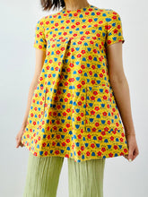 Load image into Gallery viewer, Vintage 1960s Mod yellow daisy top
