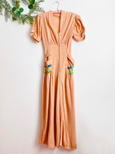 Load image into Gallery viewer, Vintage 1940s peachy pink dressing gown
