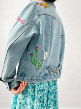 Load image into Gallery viewer, Vintage embroidered denim cropped jacket
