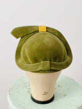 Load image into Gallery viewer, Vintage 1940s olive green hat
