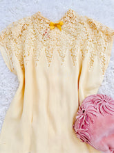 Load image into Gallery viewer, Vintage 1940s beige lace top
