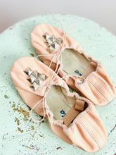 Load image into Gallery viewer, Vintage pink leather ballet flats with studs
