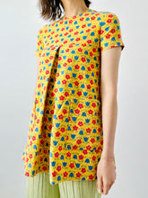 Load image into Gallery viewer, Vintage 1960s Mod yellow daisy top
