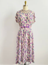 Load image into Gallery viewer, Vintage 1940s novelty print dress woven neckline secret garden
