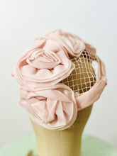 Load image into Gallery viewer, Vintage 1940s pink fascinator
