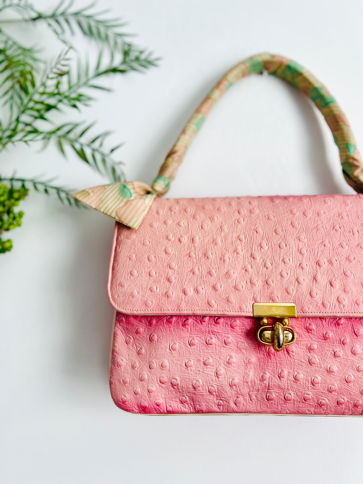 Vintage 1960s pink embossed leather purse – Dusty Daisy Vintage Vintage 1960s pink embossed leather purse – Dusty Daisy Vintage