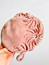 Load image into Gallery viewer, Vintage 1940s dusty pink velvet fascinator
