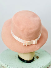 Load image into Gallery viewer, Vintage pink wool felt hat
