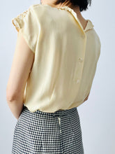 Load image into Gallery viewer, Vintage 1940s beige lace top
