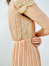 Load image into Gallery viewer, Vintage dusty pink pleated dress
