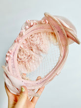 Load image into Gallery viewer, Vintage 1940s pink fascinator
