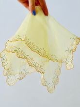 Load image into Gallery viewer, Vintage daisy print bandana
