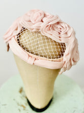 Load image into Gallery viewer, Vintage 1940s pink fascinator
