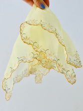 Load image into Gallery viewer, Vintage daisy print bandana
