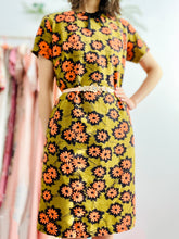 Load image into Gallery viewer, Vintage 1960s daisy print mod dress
