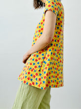 Load image into Gallery viewer, Vintage 1960s Mod yellow daisy top

