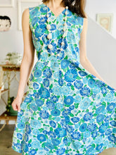 Load image into Gallery viewer, Vintage 1940s cotton floral blue daisies dress
