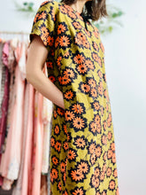 Load image into Gallery viewer, Vintage 1960s daisy print mod dress
