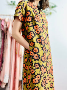 Vintage 1960s daisy print mod dress