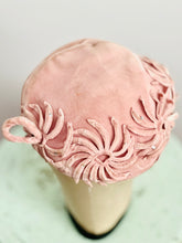 Load image into Gallery viewer, Vintage 1940s dusty pink velvet fascinator

