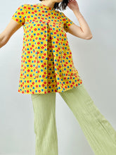 Load image into Gallery viewer, Vintage 1960s Mod yellow daisy top
